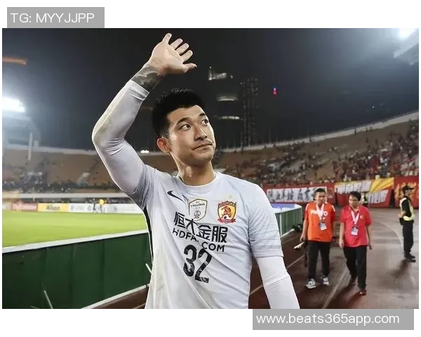 刘殿座与王大雷亲密见面，两位球员的孩子们一起享受网球乐趣